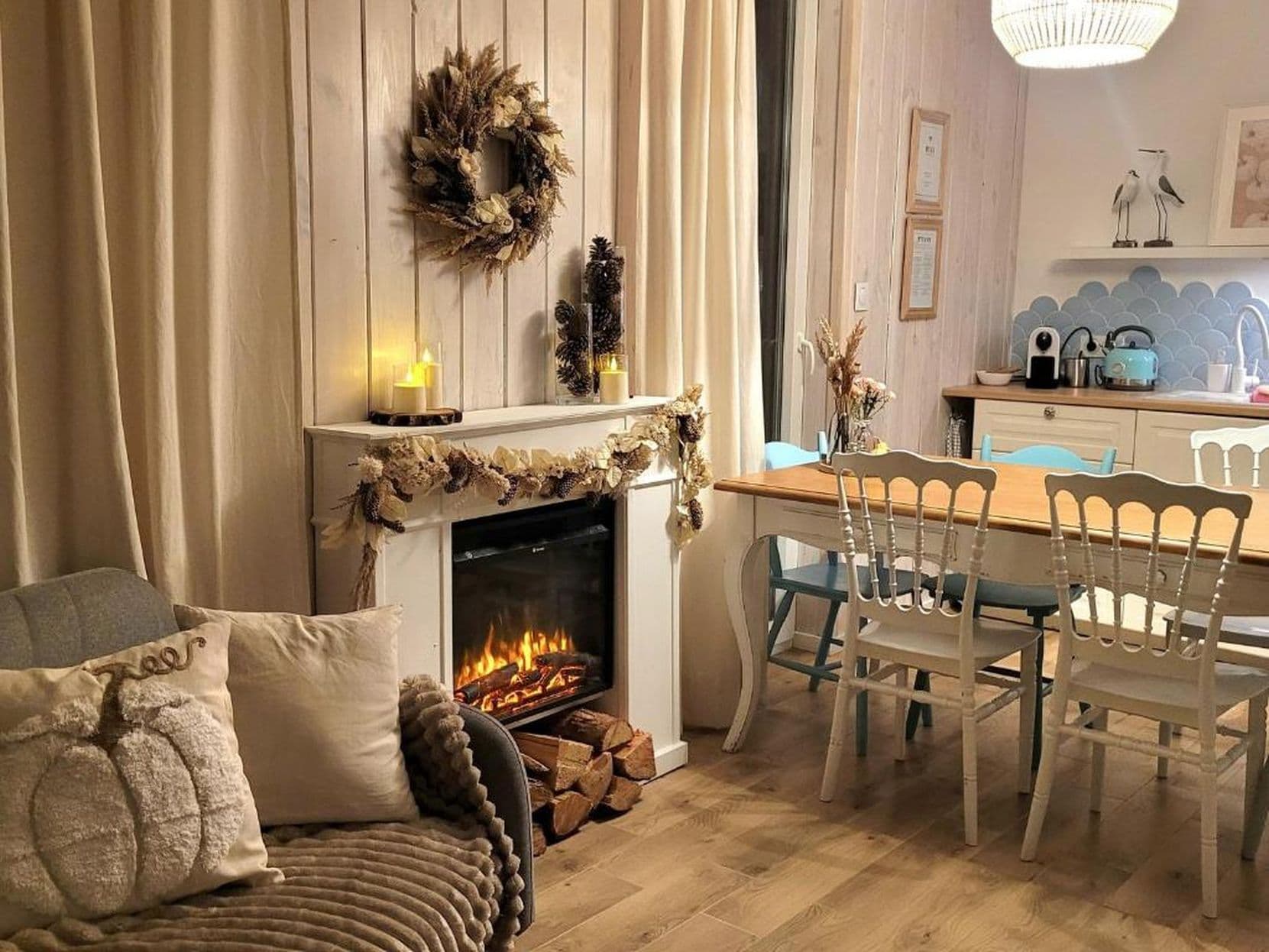 Salon z kominkiem i stołem jadalnianym