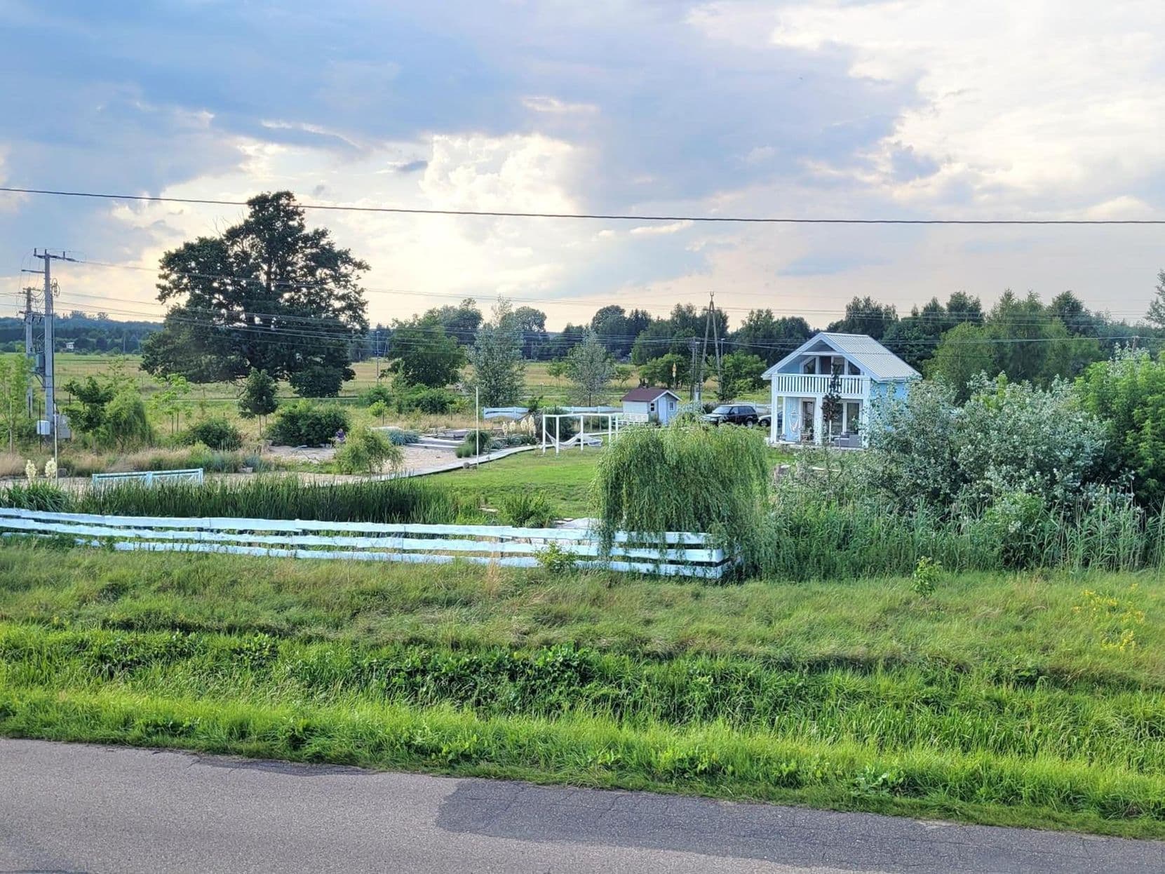 Widok na posesję i domek wśród zieleni